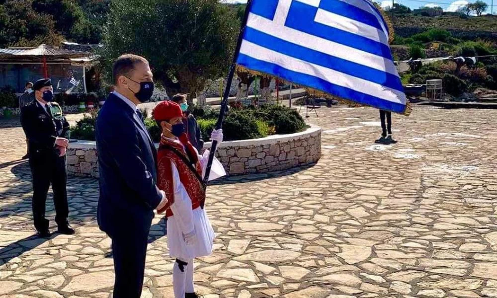 Αρκοί: H ελληνική σημαία υψώθηκε από τον μοναδικό μαθητή του νησιού